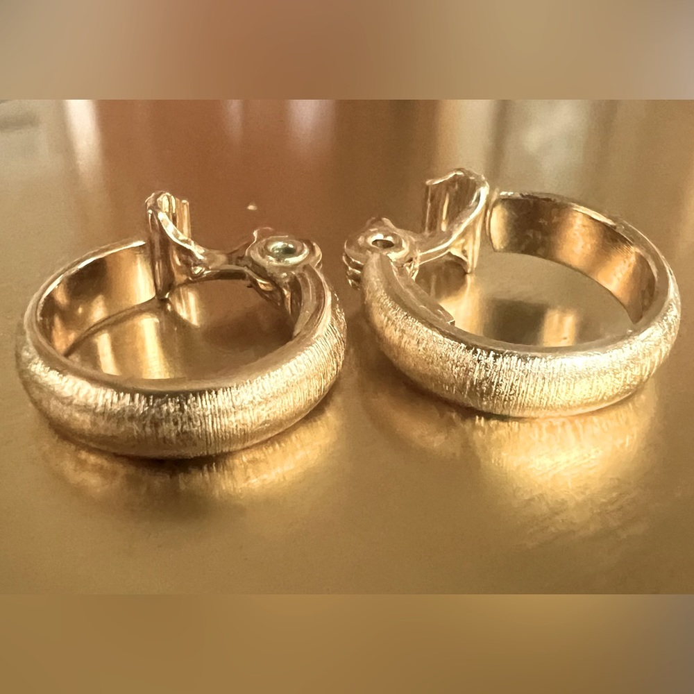Vintage classic Monet Gold Plated Hoop Clip On Earrings, 1980's, 3/4” diameter. - Picture 1 of 7